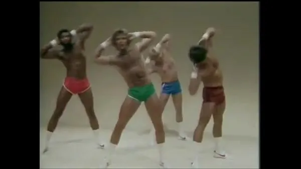 热Bulge guys on shorts working out温暖的电影