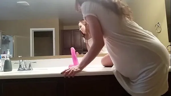 Hotte hot teen from rides dildo in front of mirror varme filmer