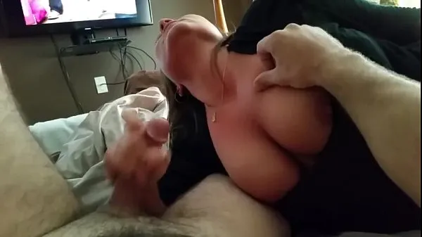 Hotte Guy getting a blowjob while watching porn on his phone varme filmer