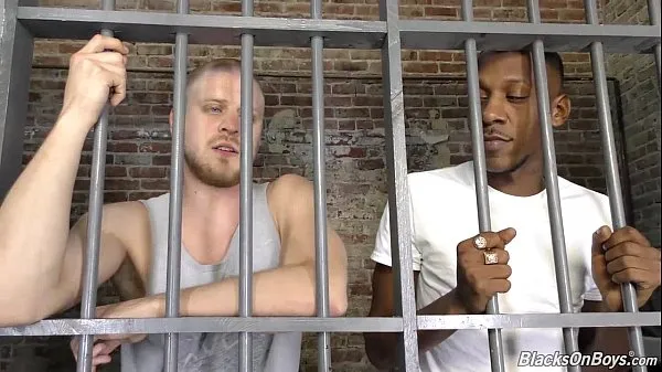 Hotte Interracial gay sex in the prison varme film