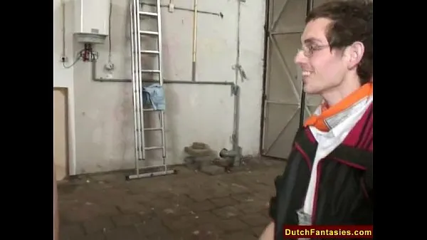 Kuumia Dutch Teen With Glasses In Warehouse lämpimiä elokuvia