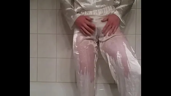 Selfpissing in Satin Films chauds