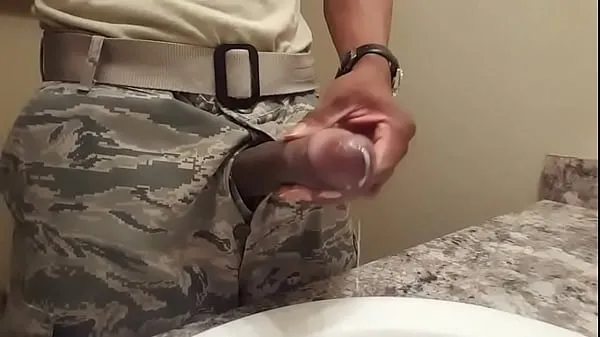 Black soldier wanking in the bathroom Film hangat yang hangat