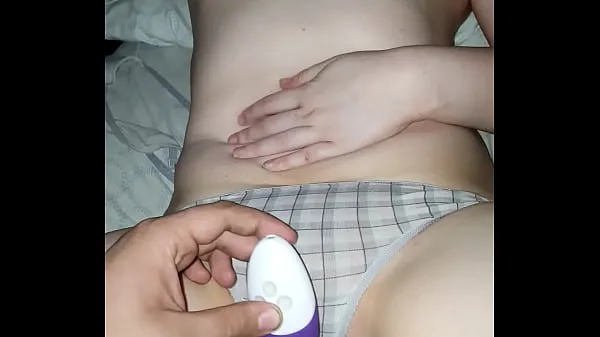 Vroči First uploaded video, using my girlfriend's vibrator on her tight pussy topli filmi