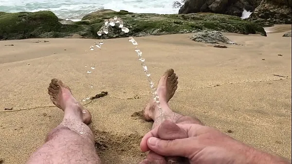 long self pee at the nude beach Film hangat yang hangat