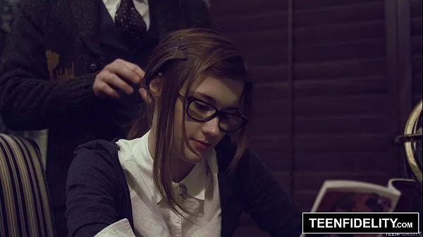 أفلام ساخنة TEENFIDELITY - Cutie Alaina Dawson Creampied on Teacher's Desk دافئة