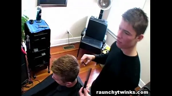 뜨거운 Horny Gay Blows His Cute Hairdresser At The Salon 따뜻한 영화