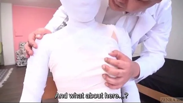 Gorące Subtitled bizarre Japanese woman bandaged head to toeciepłe filmy