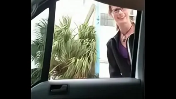 热exhibitionist receives help proposal from a passerby and cum in front of her温暖的电影