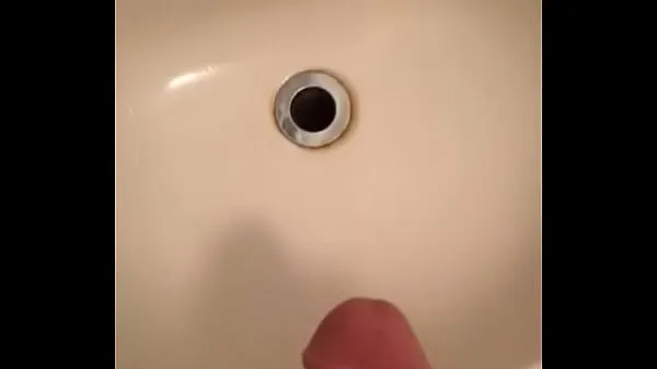 Film caldi Pissing in the sink. (First videocaldi
