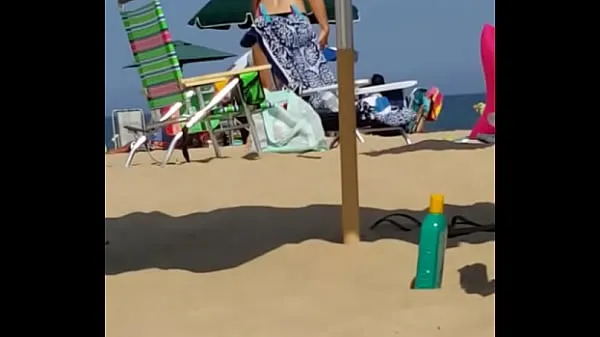Vroči Candid on this little slut at the beach topli filmi
