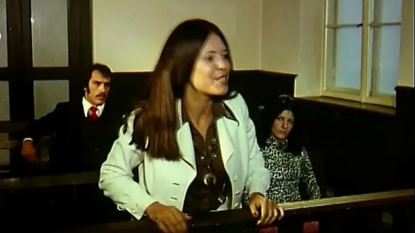 Kuumia Orgy - Judge investigates facts of the case in the courtroom lämpimiä elokuvia