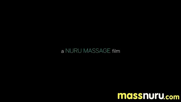 Vroči Naughty chick gives an amazing Japanese massage 19 topli filmi