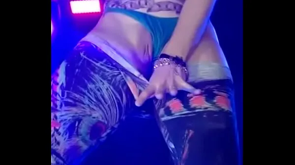 Hotte Mackerel showing her pussy at the funk show varme filmer