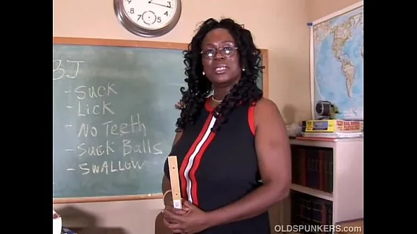 Gorące Sexy mature black teacher fucks her juicy pussy for youciepłe filmy