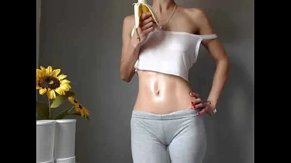 Fitness girl shows her perfect body Filem hangat panas