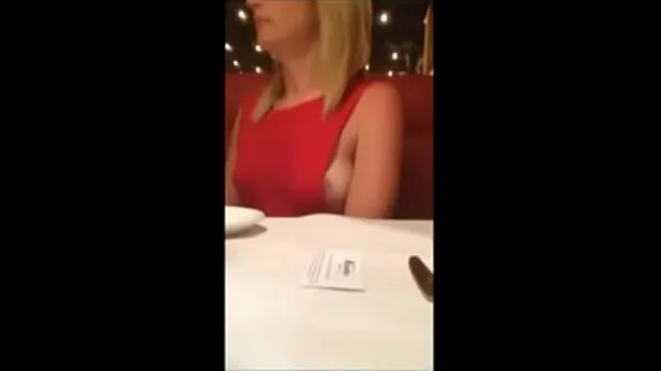 Hotte milf show her boobs in restaurant varme film