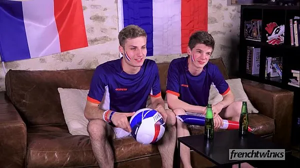 뜨거운 Two twinks support the French Soccer team in their own way 따뜻한 영화