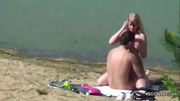 Kuumia Young couple fucks on the beach in Timmendorf and is filmed lämpimiä elokuvia