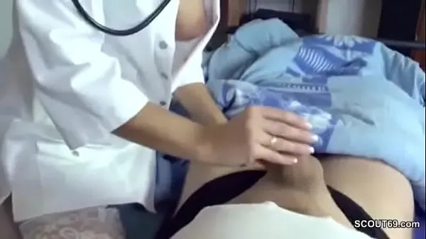Hotte Nurse jerks off her patient varme filmer