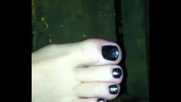 Hete Dark Walk over the Bridge with naked Feets and painted Nails warme films