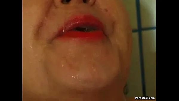 Chubby granny pissing in the shower Filem hangat panas