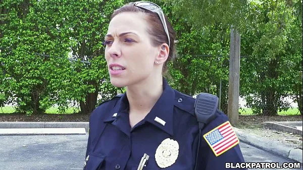Hotte Female cops pull over black suspect and suck his cock varme film