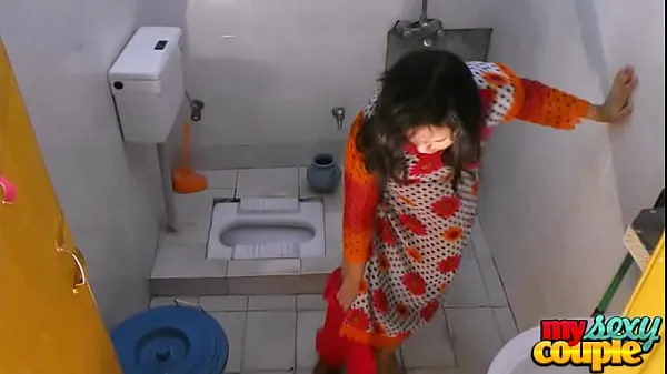 Vroči Bhabhi Sonia strips and shows her assets while bathing topli filmi