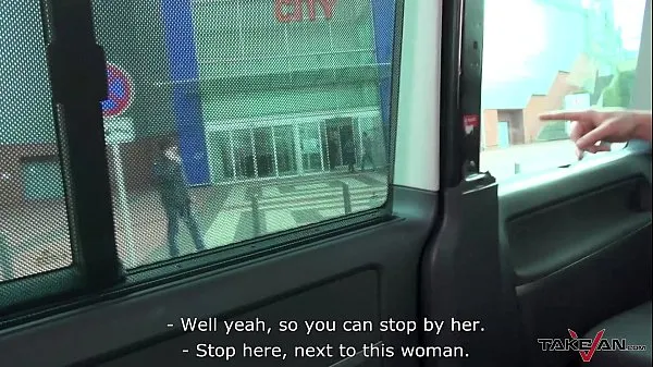 La beauté paresseuse hongroise n'a pas voulu quitter la camionnette après la baise Films chauds