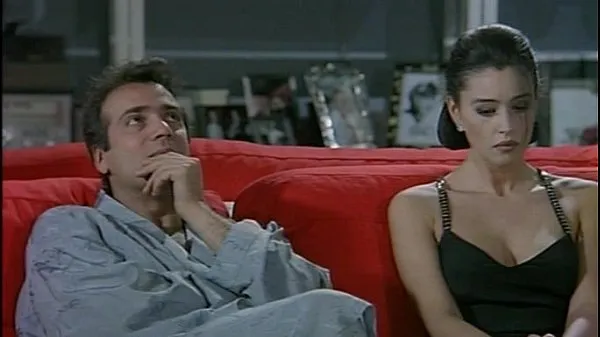 Monica Belluci (Italian actress) in La riffa (1991 Film hangat yang hangat