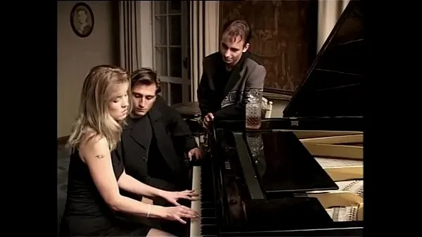 Hotte Blonde whore playing piano and two cocks varme filmer