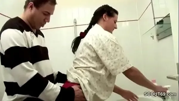 گرم German Step-Son Caught Mom in Bathroom and Seduce to Fuck گرم فلمیں