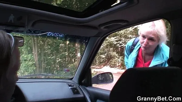 Hitchhiking 70 years old granny riding roadside Film hangat yang hangat