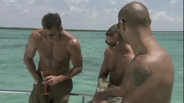 Hotte Hot slut is banged on the deck of a yacht varme filmer