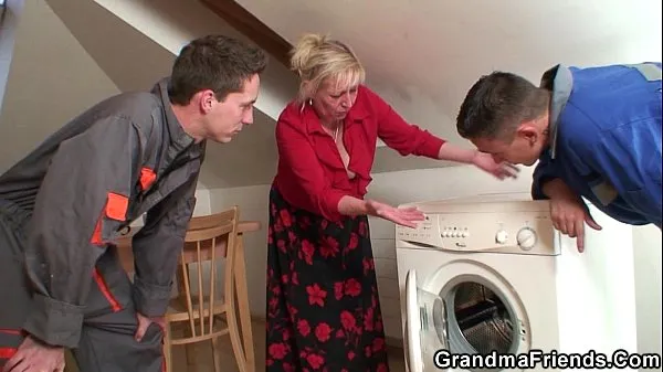 Vieille grand-mère écarte les cuisses pour deux queues Films chauds