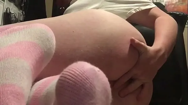 Chubby twink in pink socks fingers himself Film hangat yang hangat