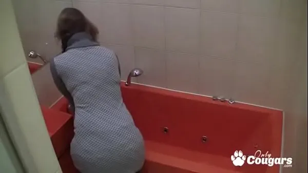 Vroči Amateur Caught On Hidden Bathroom Cam Masturbating With Shower Head topli filmi