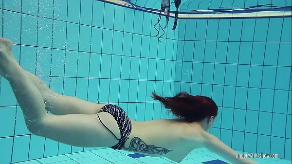 热Redheaded Katrin is stripping underwater温暖的电影