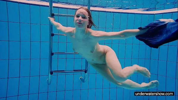 Teen girl Avenna is swimming in the pool Film hangat yang hangat