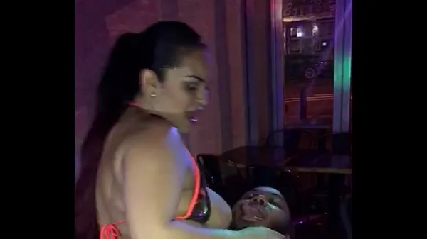 Hotte Fat woman dancing at the table dance varme filmer