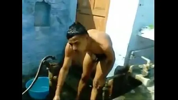 Heiße indian boy bulge while bathingwarme Filme