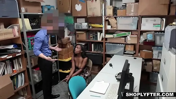 Hotte Shy ebony shoplifter got caught and fucks with the security varme filmer