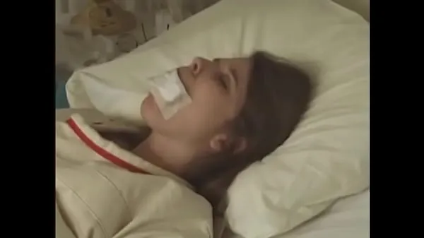 Quente linda morena de camisa de com fita adesiva na boca amarrada a cama do hospital Filmes quentes