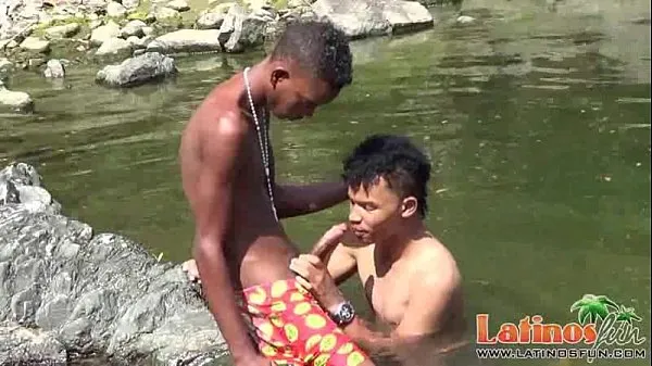 Teen gay swimmer playfully going down in the river Film hangat yang hangat