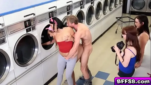 Vroči Naughty babes hot group fuck at the laundry topli filmi