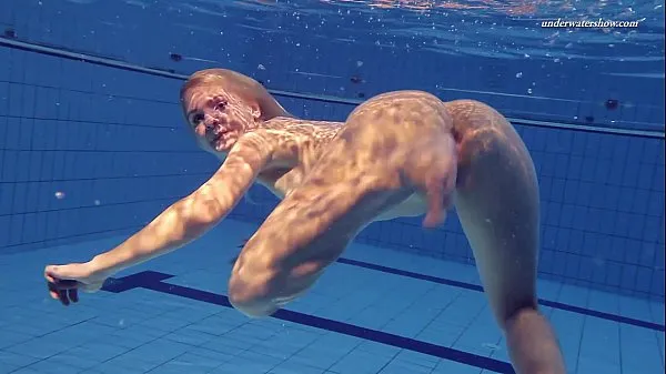 Hot Elena shows what she can do under water Film hangat yang hangat