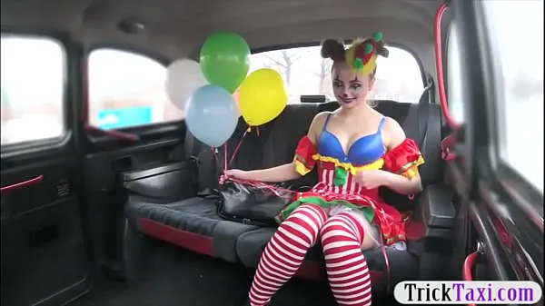 Gal déguisé en costume de clown par le chauffeur Films chauds
