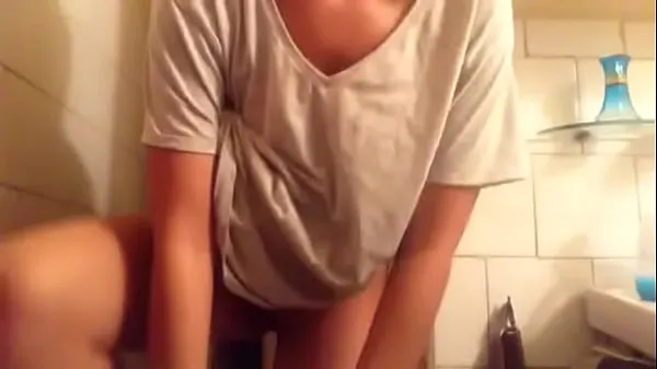 Vroči toothbrush masturbation - sexy wet girlfriend in bathroom topli filmi