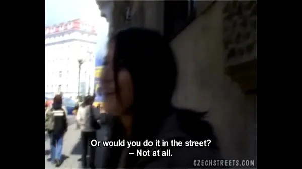 Heiße Tschechisches Mädchen bläst Fremden Schwanz im Autowarme Filme