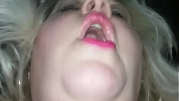 Fat BBW Chubby Slut a un orgasme tremblotant frissonnant pendant un gangbang Films chauds